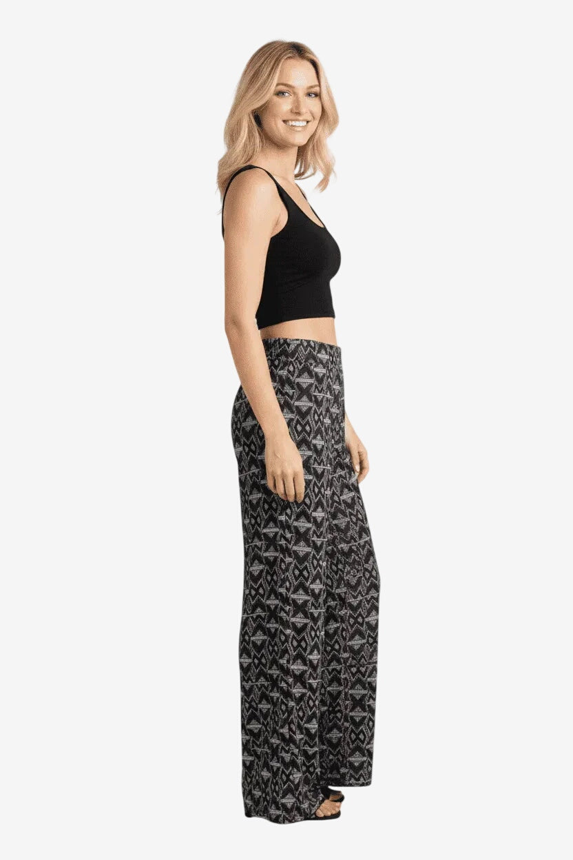 Pantalone donna Bikini Mi.Ma a gamba larga in viscosa con fantasia geometrica nera.