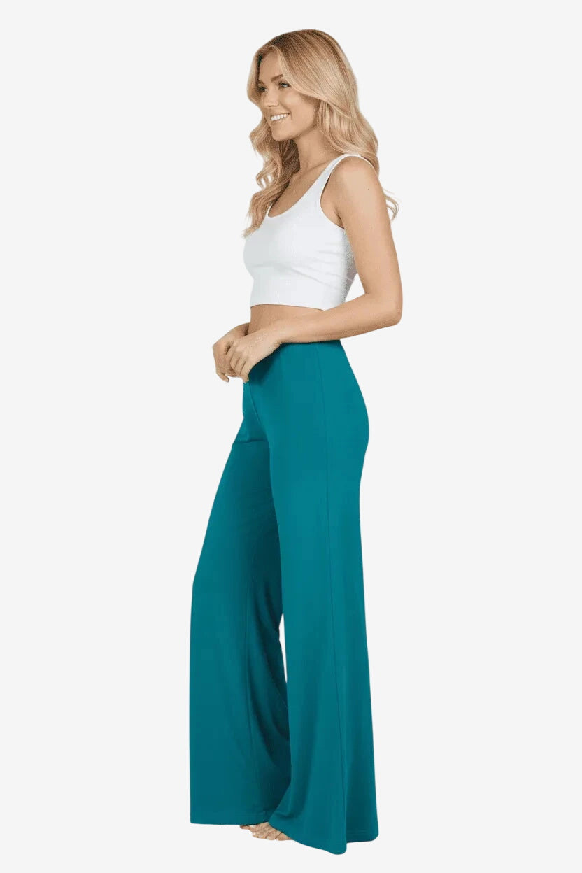Pantalone lungo da donna color verde ottanio in morbido tessuto elasticizzato con vita alta.