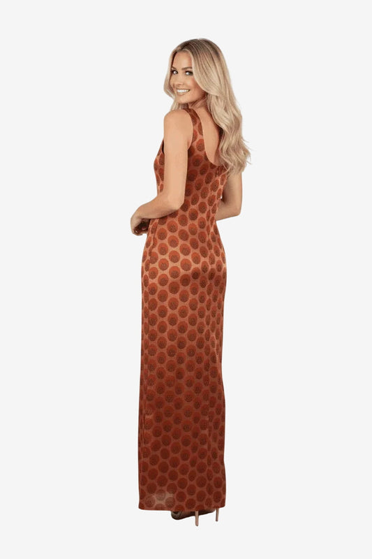 Abito lungo color terracotta con stampa a pois e spalline sottili.