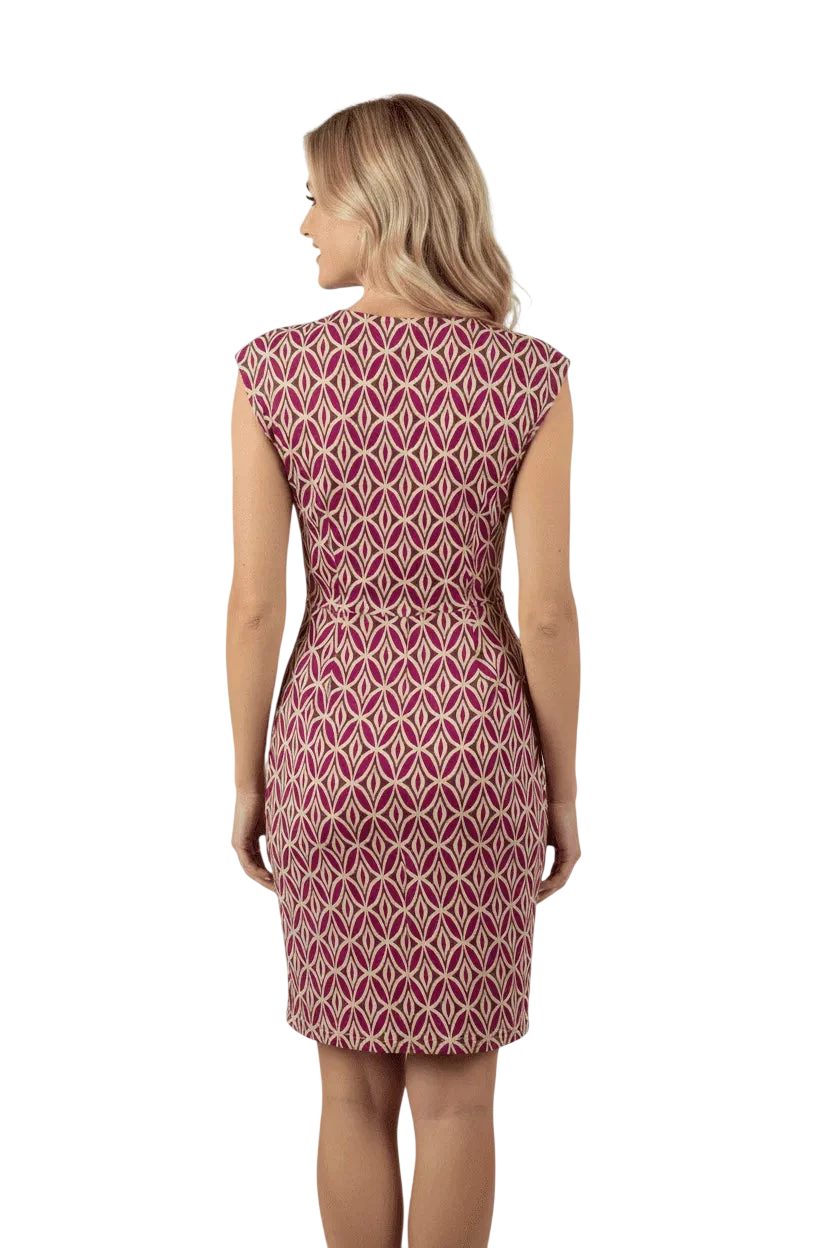 Una donna indossa un abito corto a portafoglio con una fantasia geometrica bordeaux e beige.