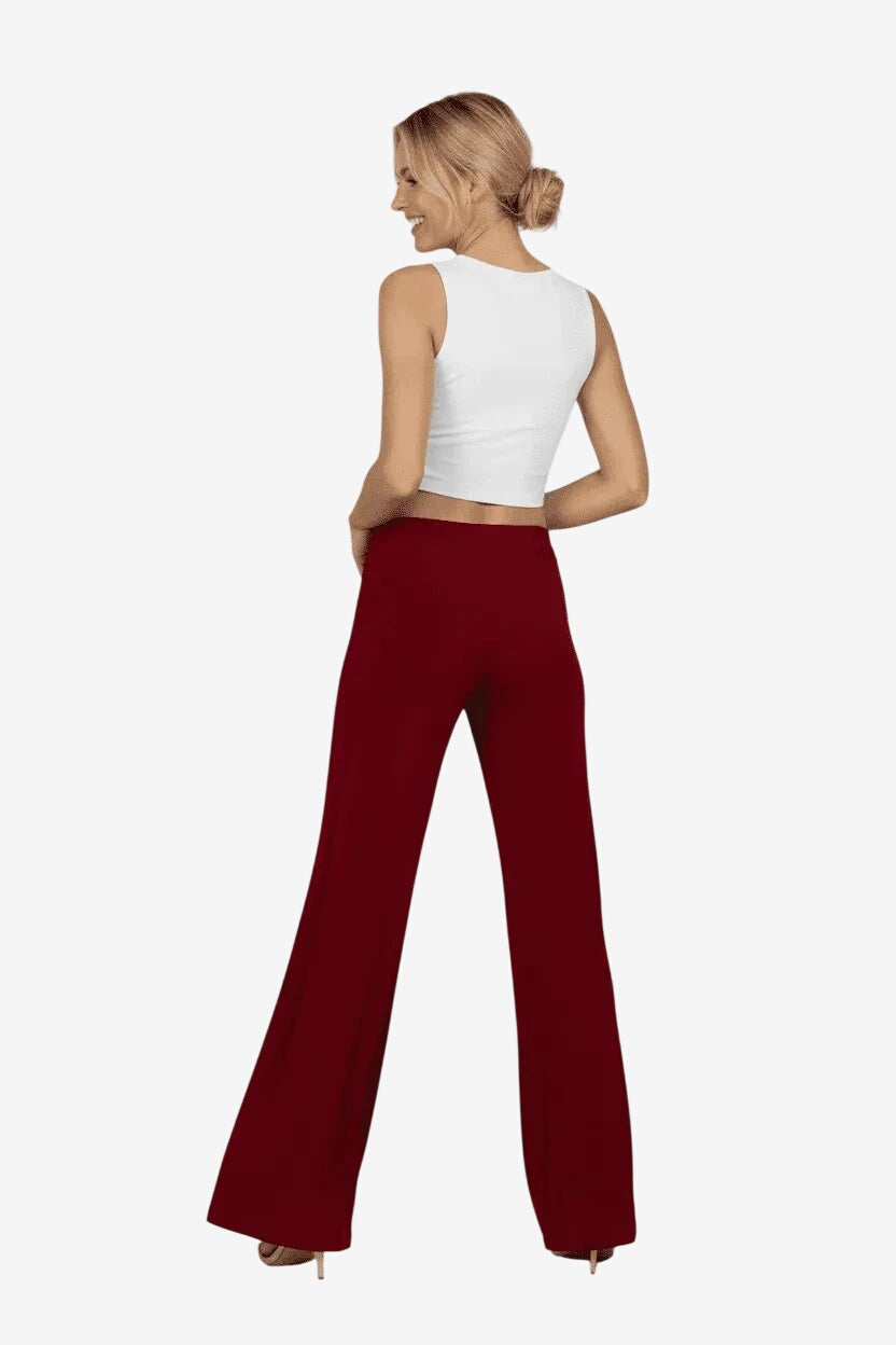 Pantalone lungo da donna color bordeaux con elastico in vita e vestibilità comoda.
