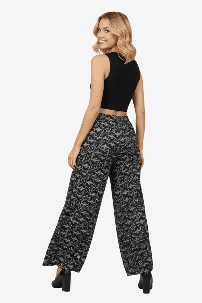 Pantalone donna a gamba larga in viscosa nera con fantasia geometrica ed elastico in vita.